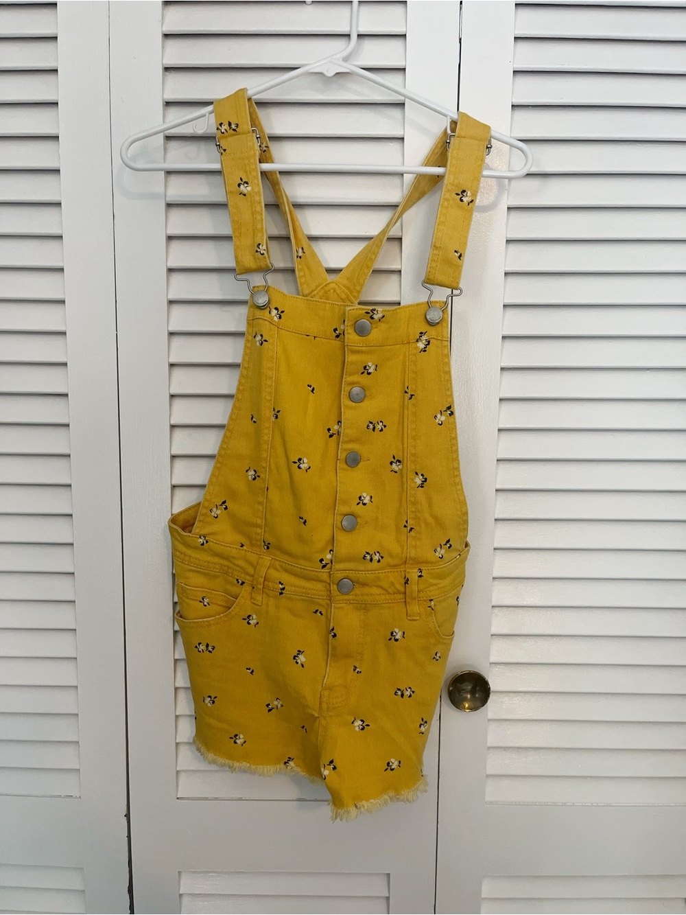 Tinseltown yellow floral shorts overalls size medium